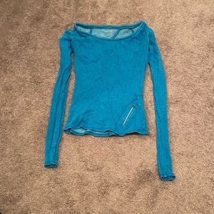 Alo yoga brand top with mid open back. Size xs. Super cute on!